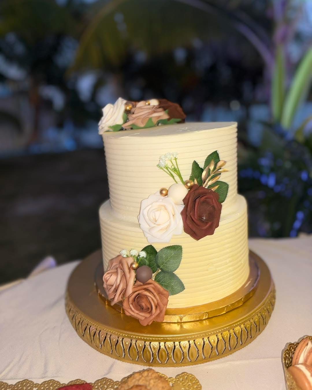 Two-tier cake with copper roses